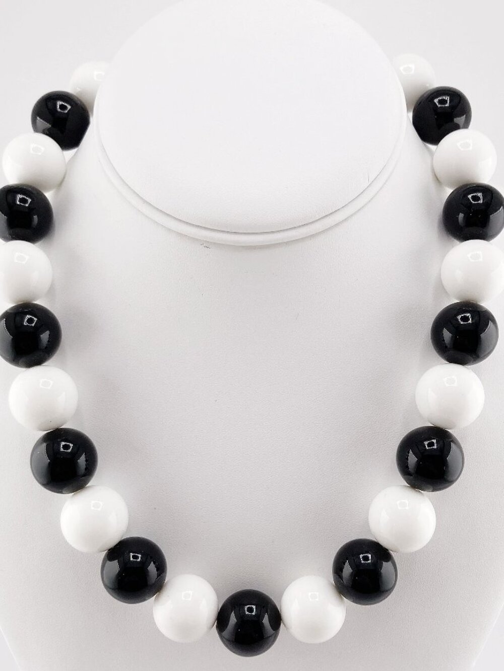 VINTAGE Chunky black and white plastic gumball bead necklace Halloween jewelry - Picture 9 of 10